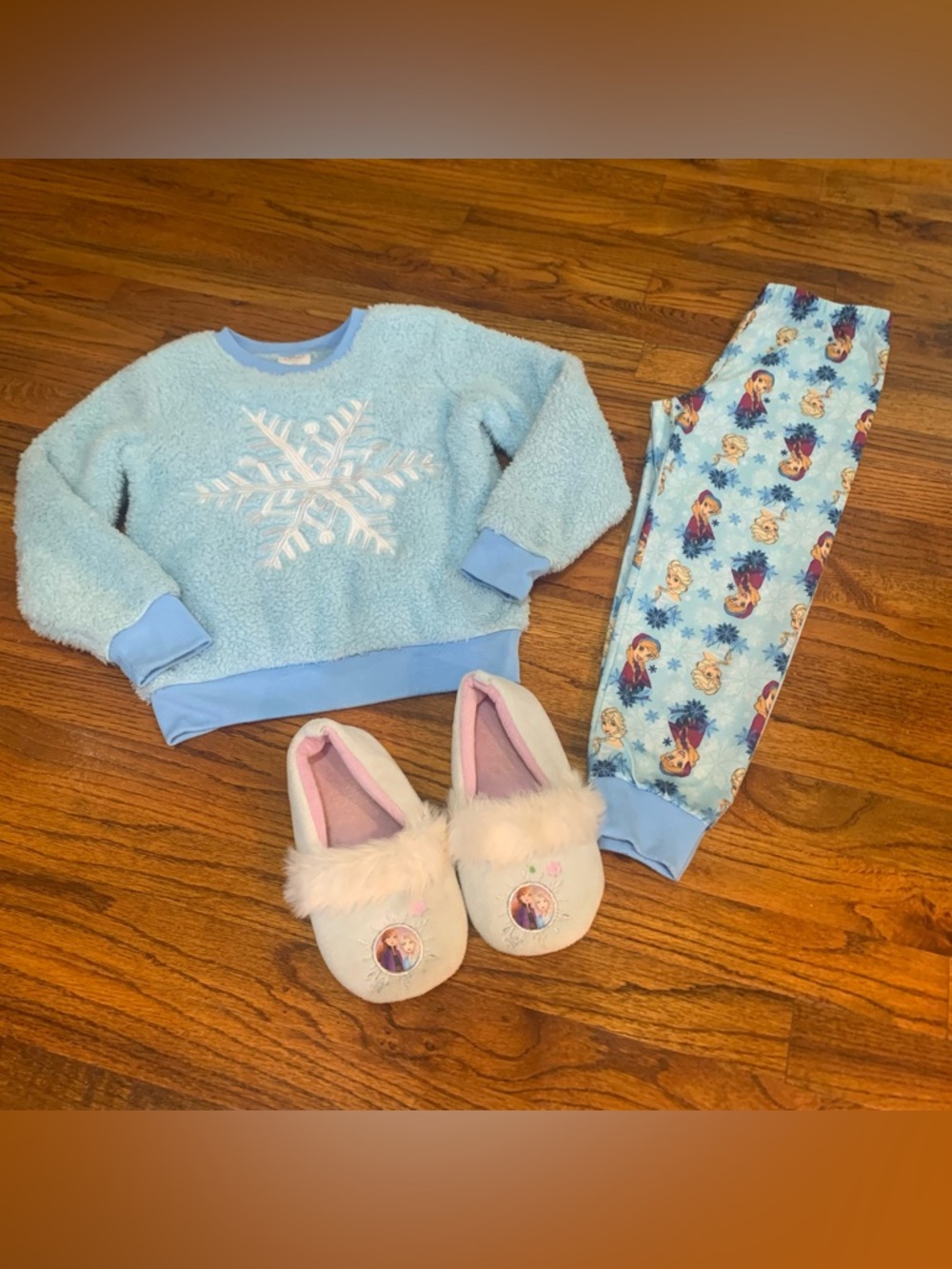 Disney Frozen Elsa & Anna 3 Pc LS Pajama Pant, Shirt Slippers Shoe Set
PJs Small